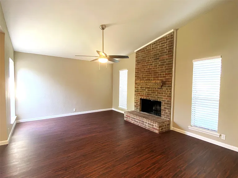 2704 Winding Creek Dr — Photo 3