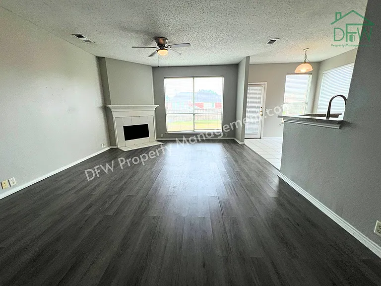 2805 Crater Lake Ln — Photo 3