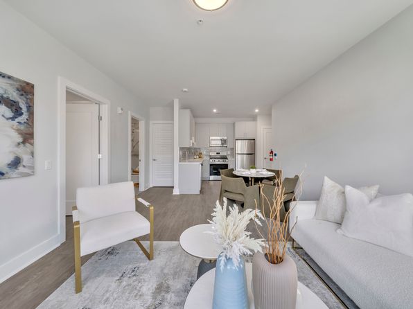 491 Walker St #3F