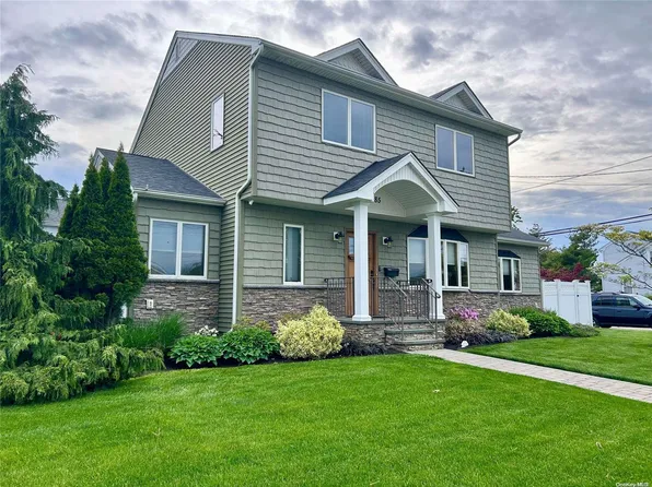 385 Pinelawn Avenue, Copiague, NY 11726