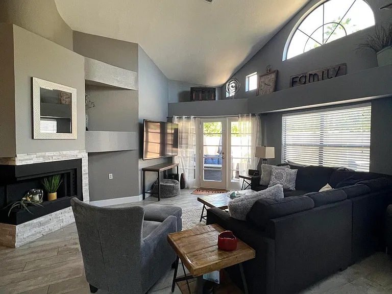 3534 E Verbena Dr — Photo 2