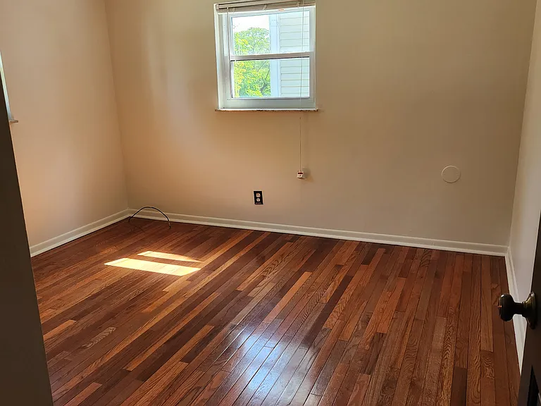 4512 Leslie Ave — Photo 7