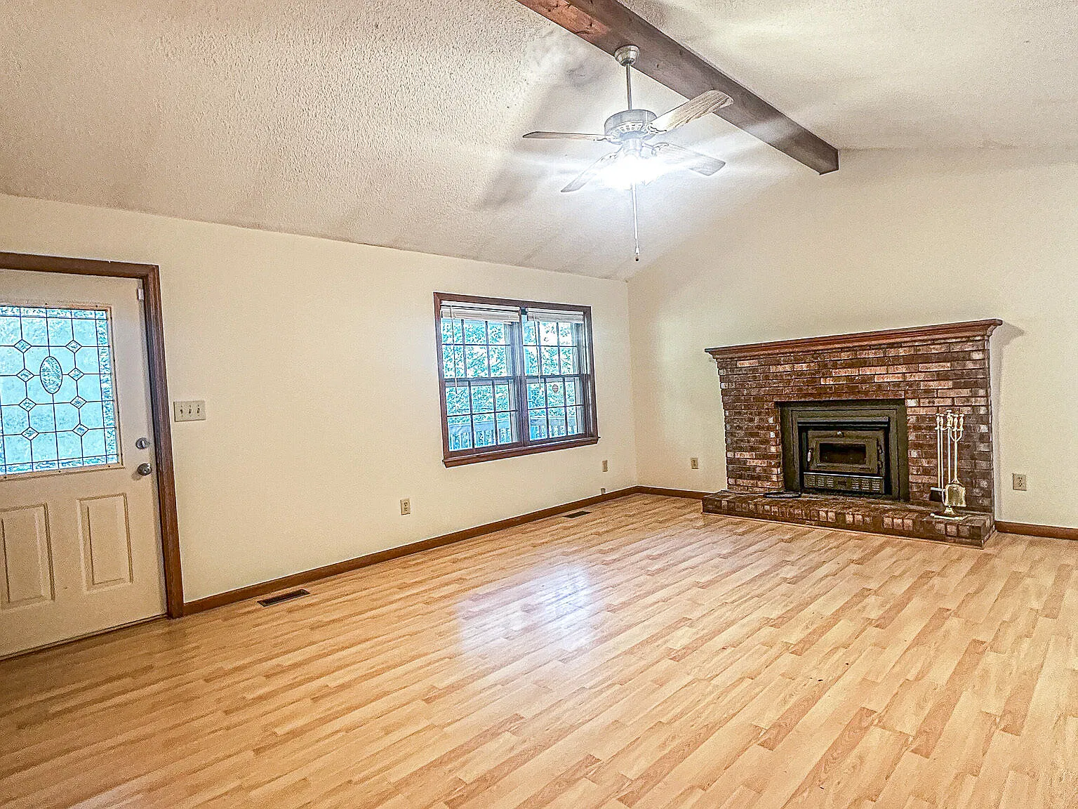 3 bed, 2.0 bath, 1350 sqft, $2,200 — Photo 3