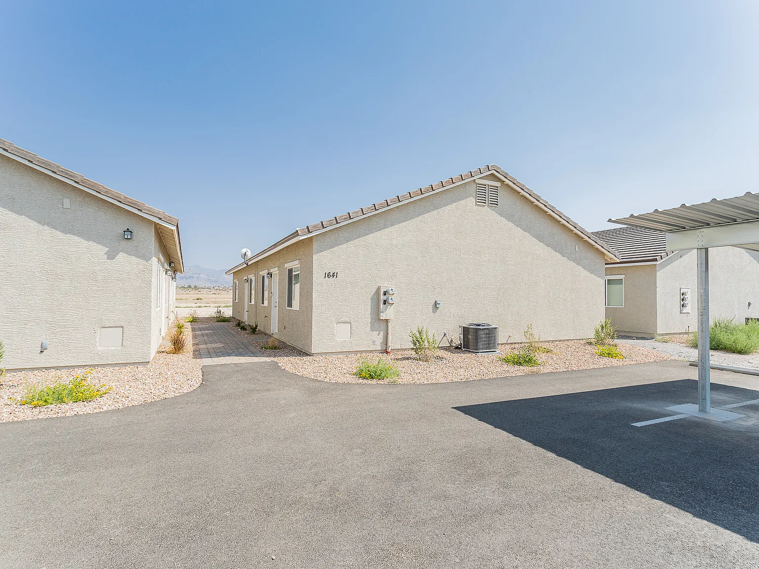 3 bed, 1100 sqft, $1,379 — Photo 2