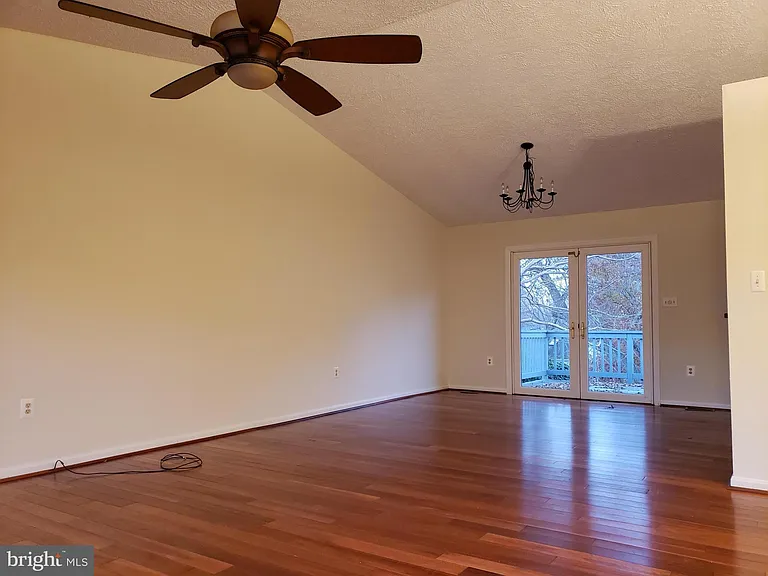724 Hillcrest Dr — Photo 3