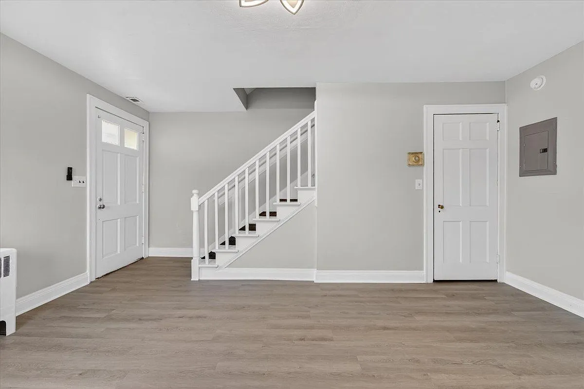 2 bed, 1.0 bath, $1,200 — Photo 3