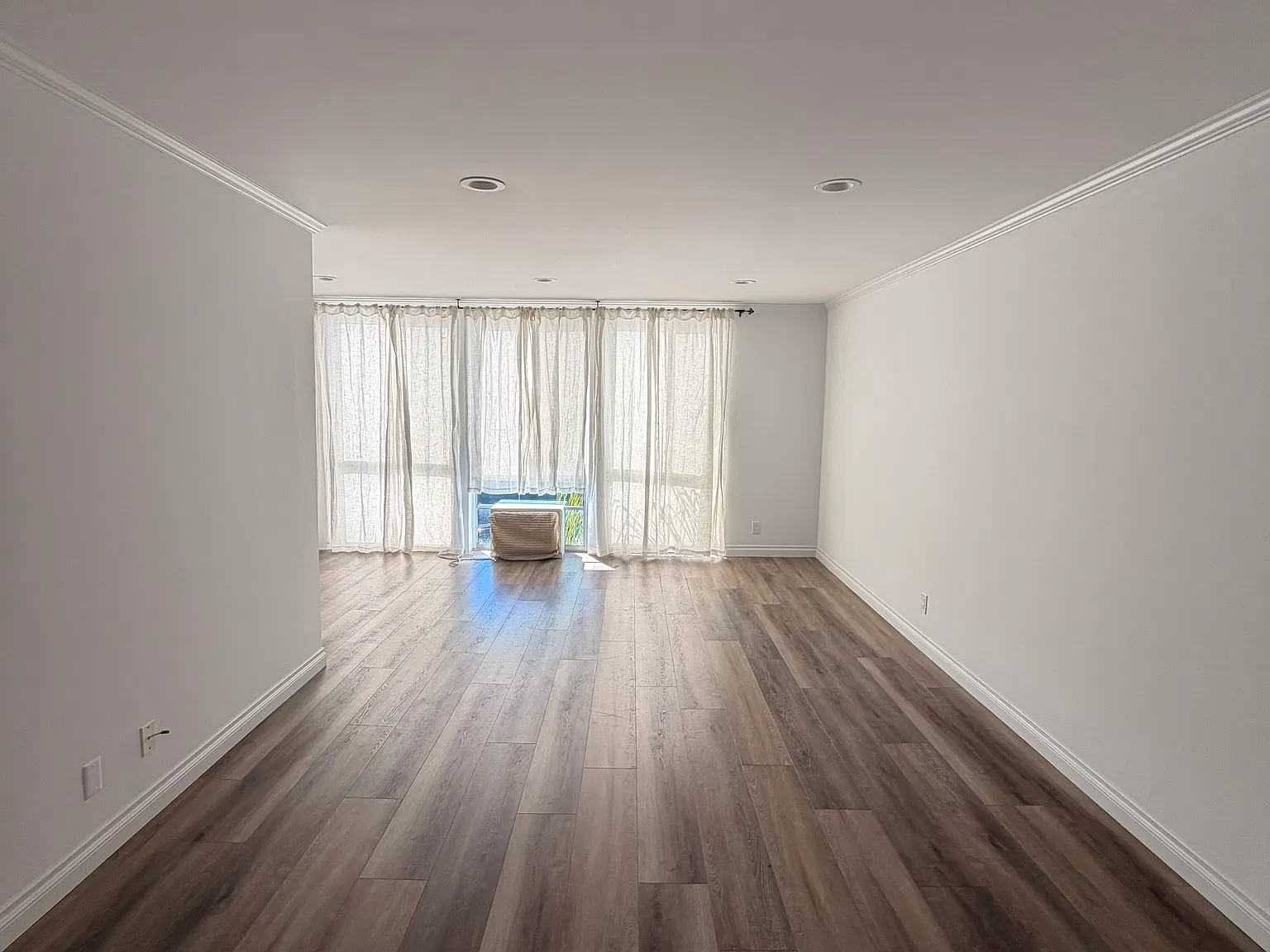 3 bed, 1100 sqft, $4,500 — Photo 3