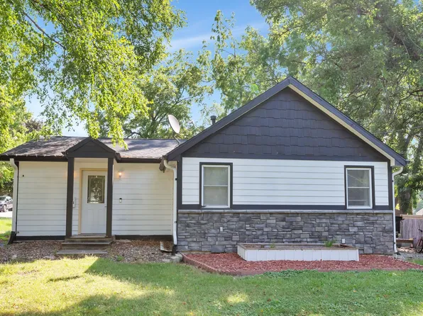 1041 68th St, Windsor Heights, IA 50324