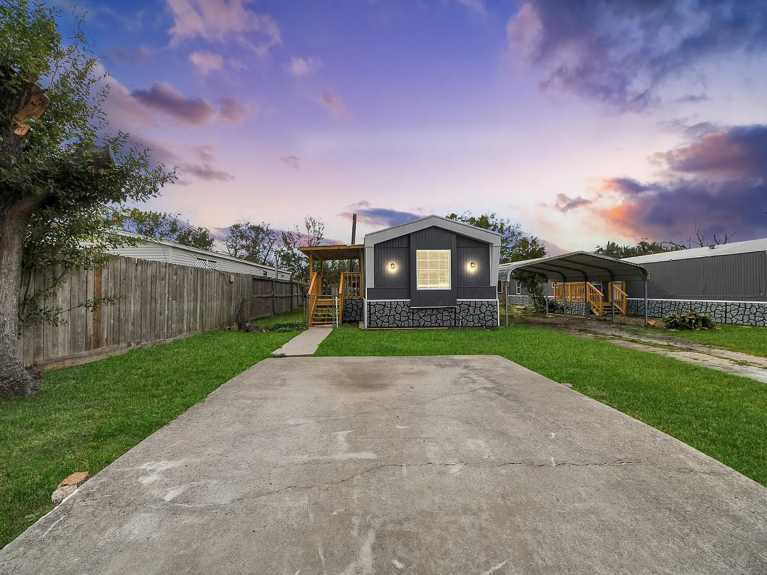 2 bed, 2.0 bath, 896 sqft, $1,999 — Photo 1