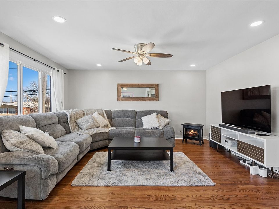 Bright unit, open layout.