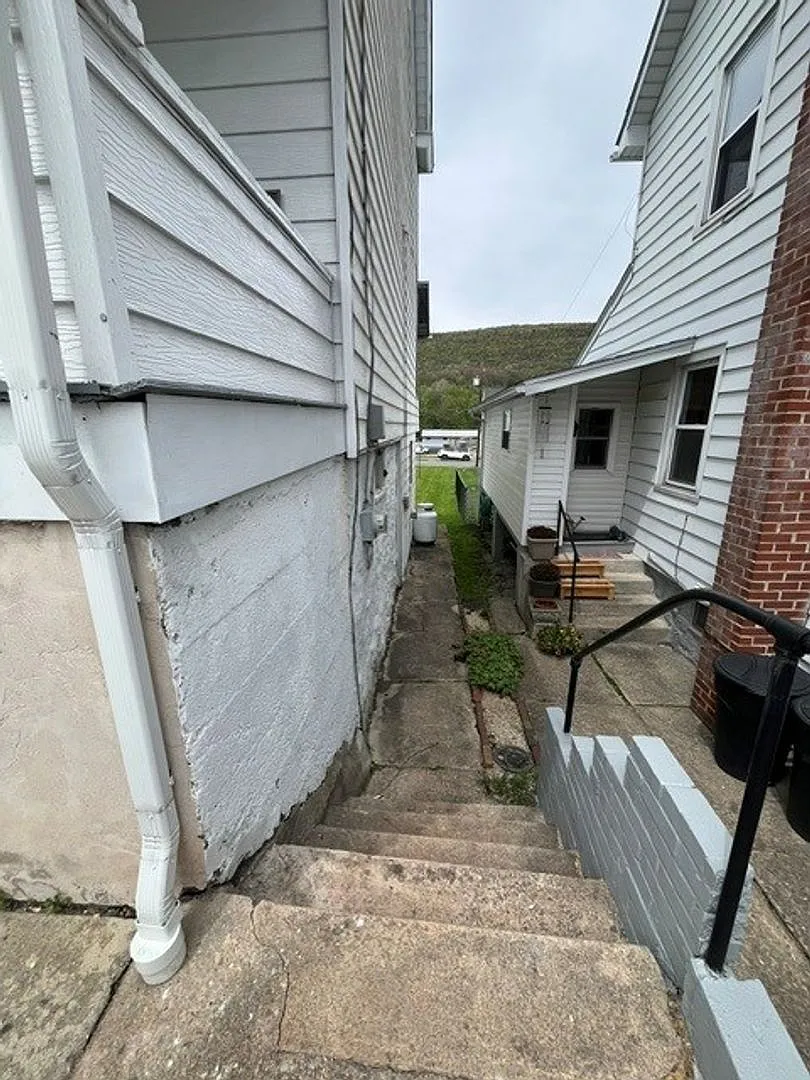 Building Photo - 158 W Coal St
