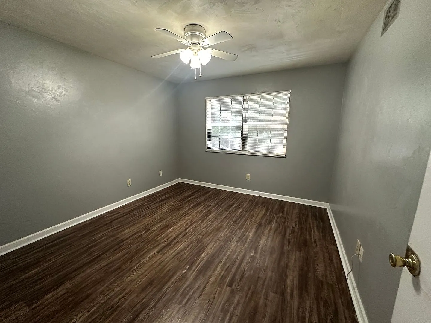 Downstairs Unit Near Tmh W/ No Carpet — Photo 2