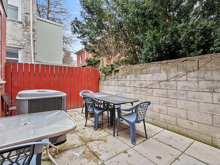 2129 Sarah St — Photo 21