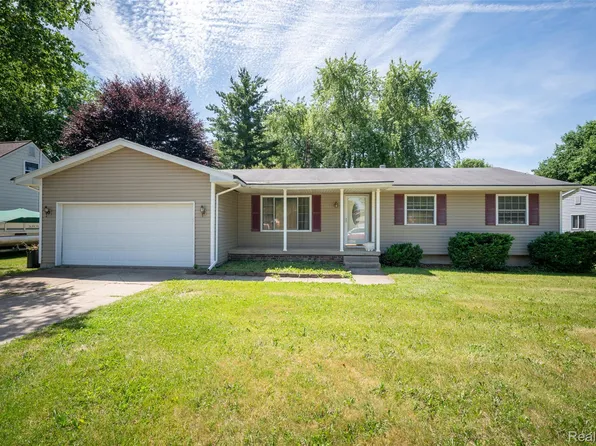 1518 Diane Dr, Flushing, MI 48433