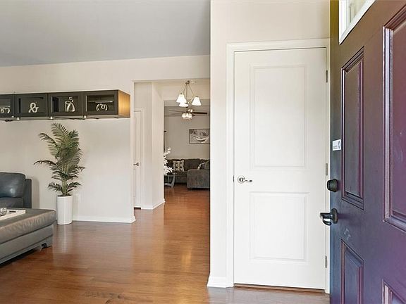 5th image of 559 Leonard Ln