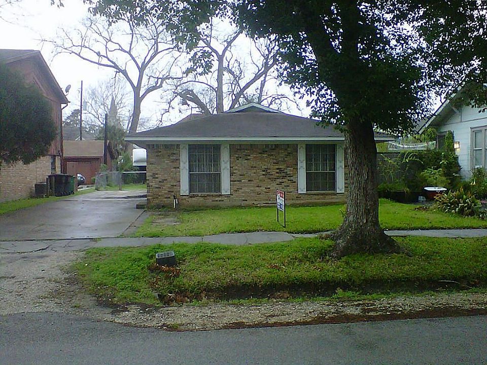 2nd image of 1009 Arlington St