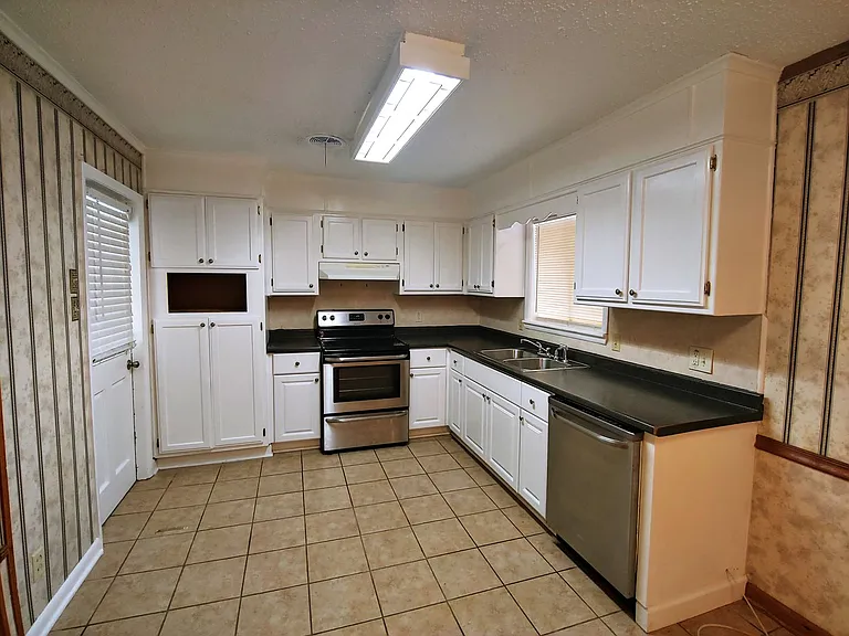 10005 Raymond Dr — Photo 5