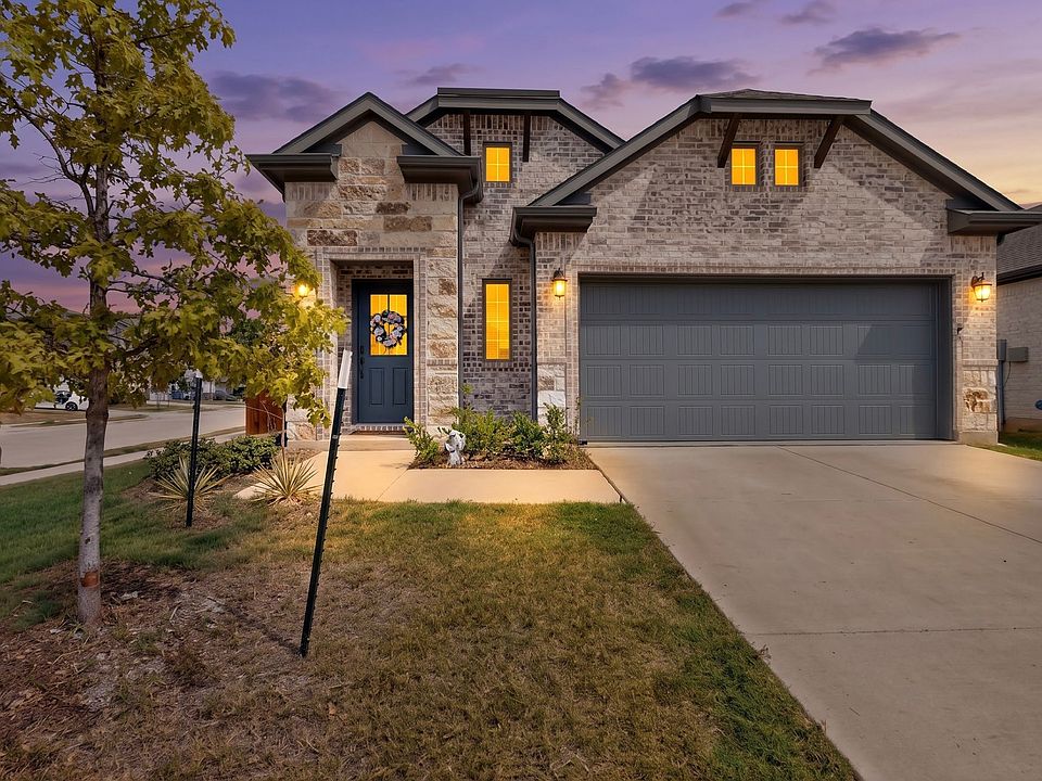 1st image of 902 Crested View Pl