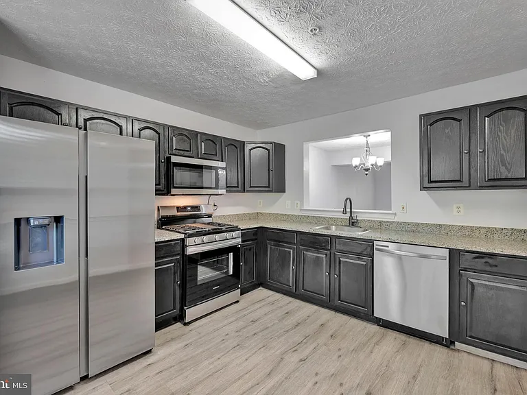 2406 Lemontree Ln — Photo 5