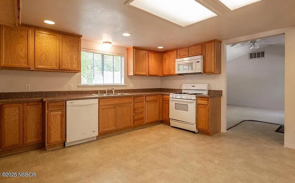 3 bed, 2.0 bath, 2044 sqft, $4,900 — Photo 3