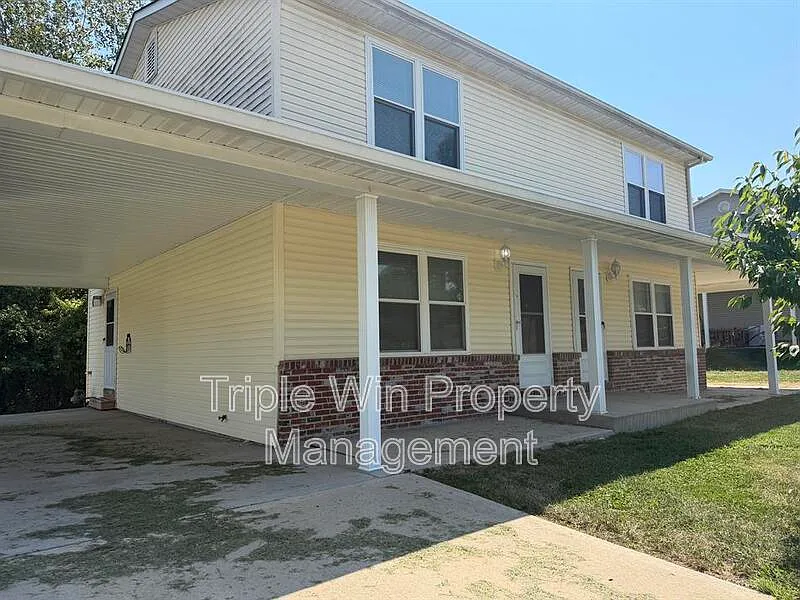 3 bed, 1.5 bath, 3104 sqft, $1,800 — Photo 3