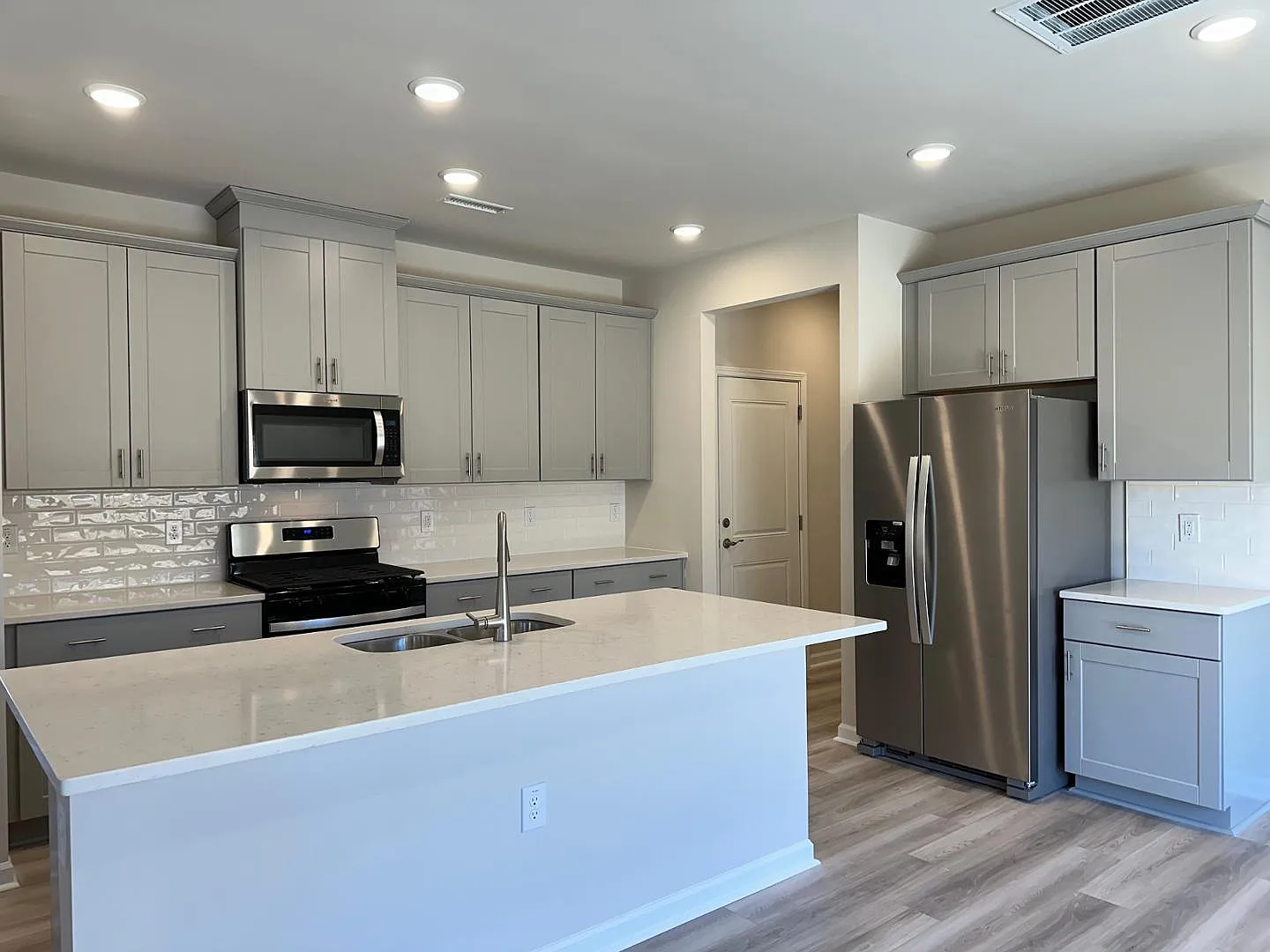 4 bed, 2.5 bath, 2368 sqft, $2,399 — Photo 4