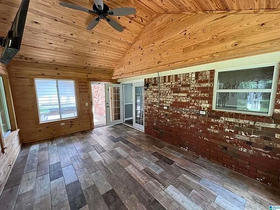 5th image of 524 Creekview Cir