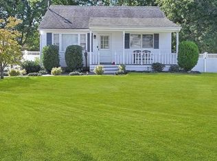 2 Sweetbriar Dr, Smithtown, NY 11787