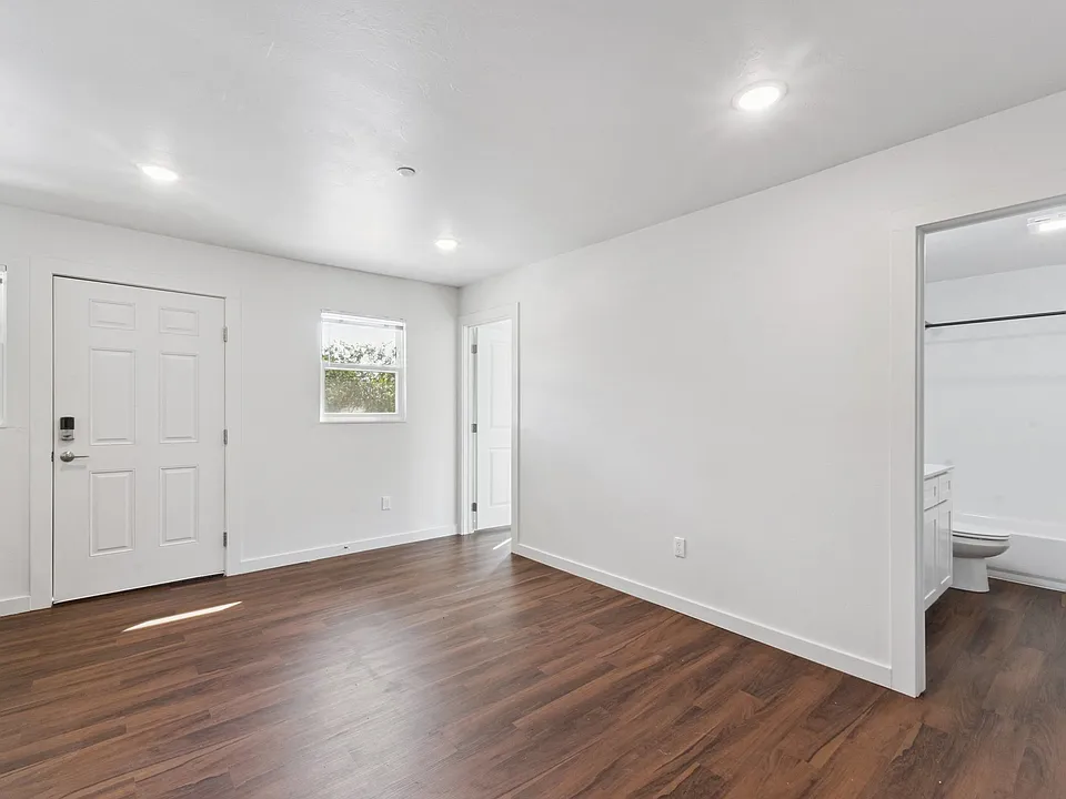 400 SW Grand Blvd #B