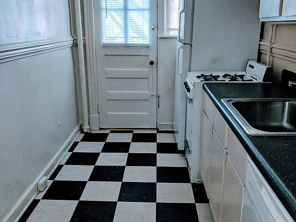 4th image of 905 N Belmont Ave APT 02