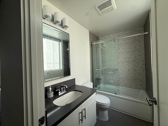 3rd image of 4737 Elmwood Ave