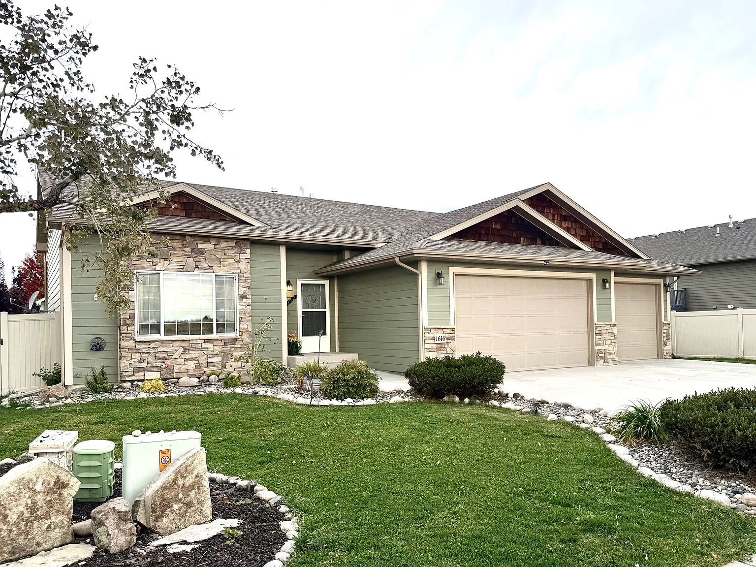 5 bed, 2345 sqft, $3,200 — Photo 1