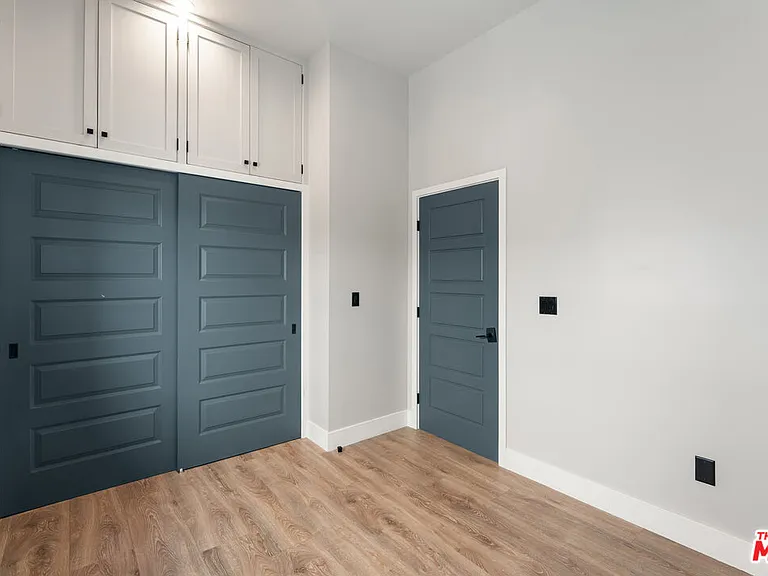 1253 S Plymouth Blvd — Photo 11