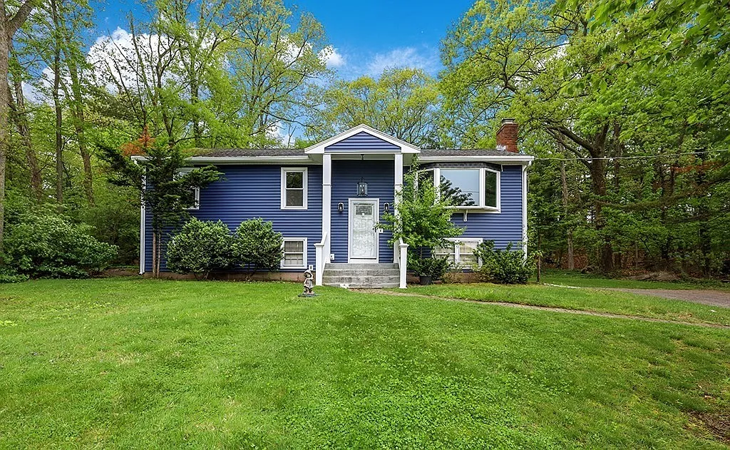 3 bed, 1.0 bath, 1176 sqft, $3,000 — Photo 1