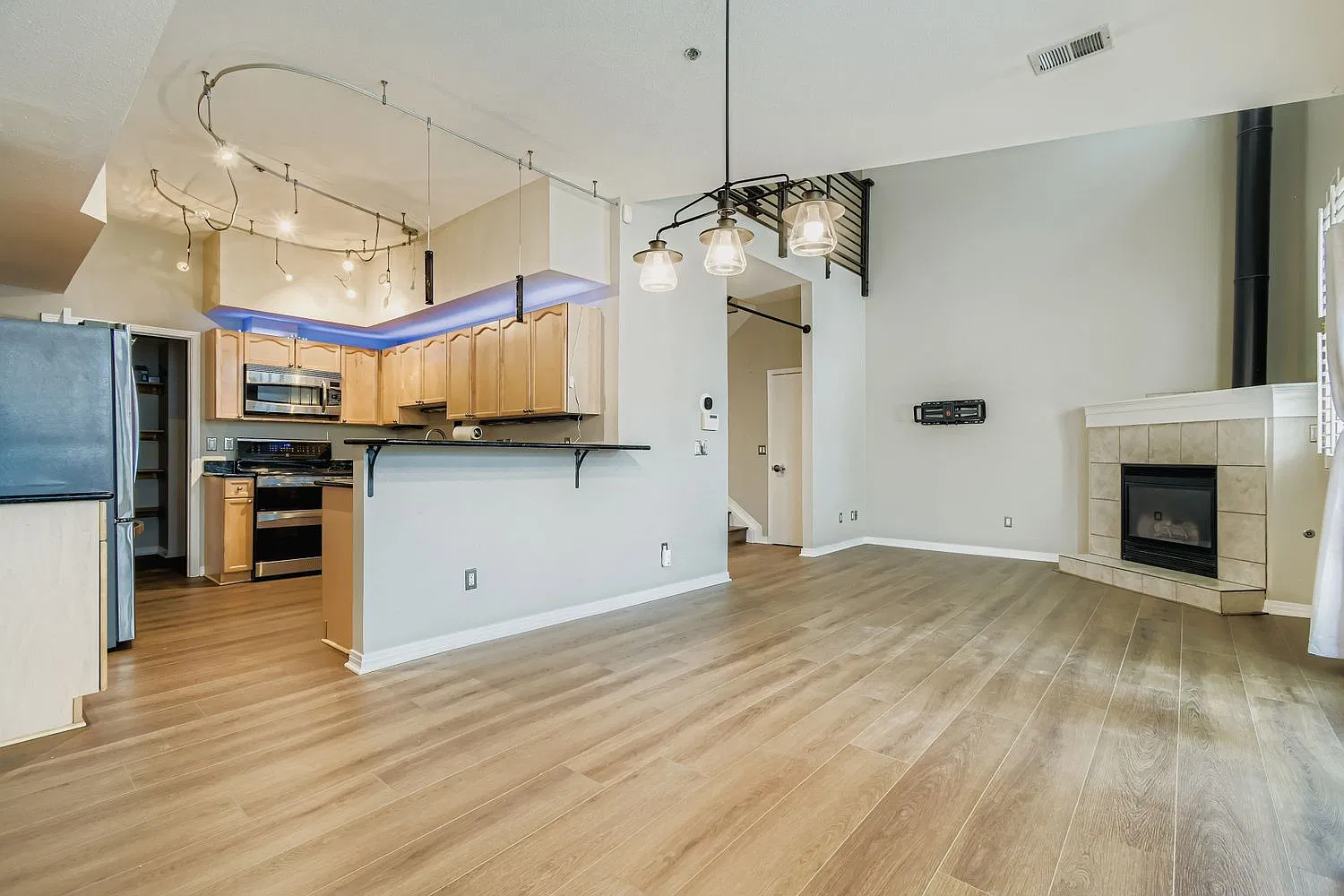 2 bed, 1295 sqft, $2,600 — Photo 4