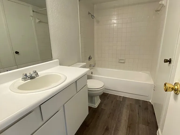 Emerald Cove Apartments — Photo 106