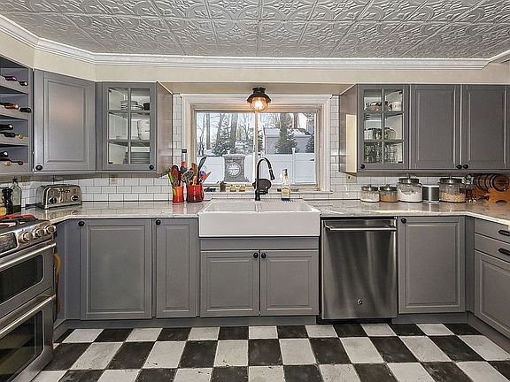 3rd image of 150 Bergen Ave