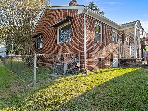 3rd image of 1528 Gorrell St