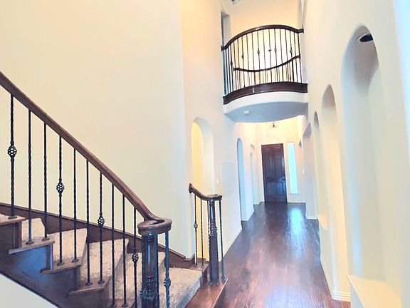 main door entry without furniture