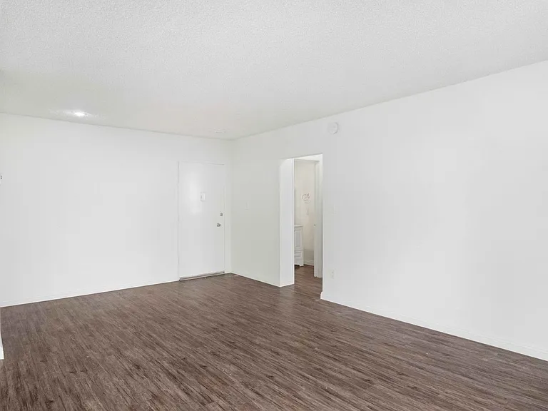 1847 Winona Blvd — Photo 9