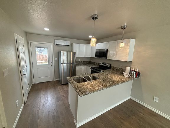 2nd image of 859-861 Anahuac Ave #2