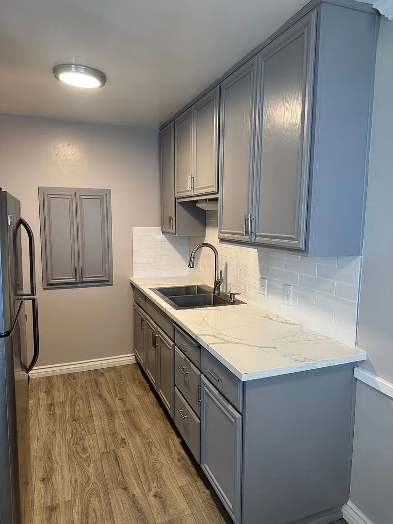 Second Month Free! Updated 2br/1ba In Hillcrest Parking + Modern Kitchen — Photo 4