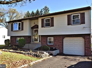 1035 Valley Rd, Warminster, PA 18974