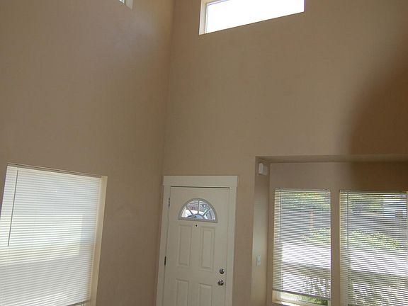 Entry- 20' Ceiling