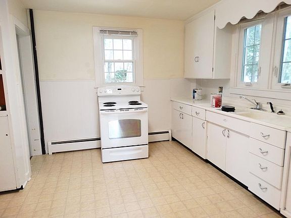 4th image of 300 S White Oak St