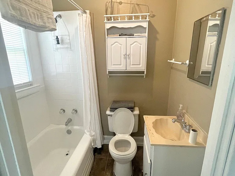 214 N Richmond Ave — Photo 2