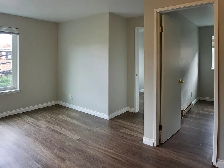 Adams Court Apartments — Photo 21