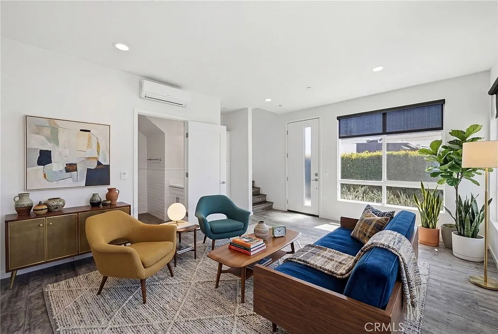 3 bed, 4.0 bath, 1738 sqft, $5,850 — Photo 3