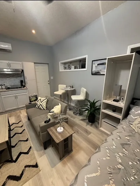 Beautiful Furnished Studio in Central Location — Photo 3