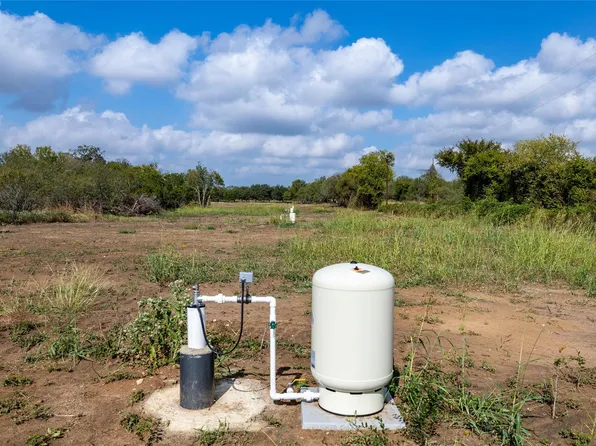 6 Sunset Trl, Luling, TX 78648